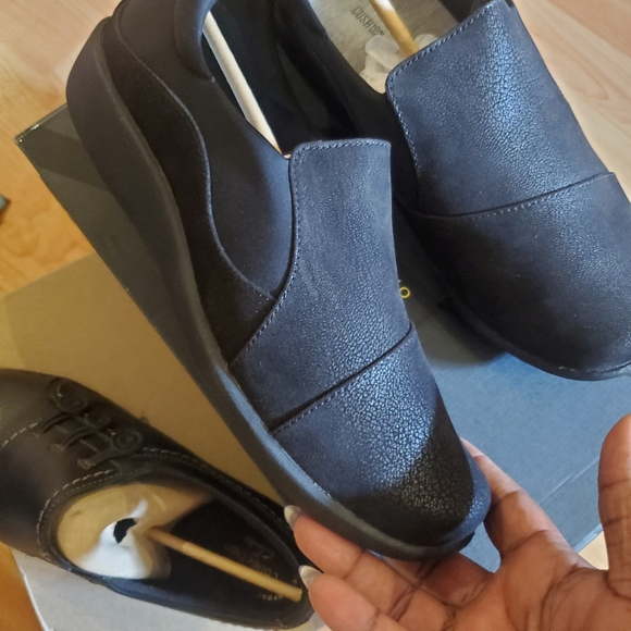 Variety of women's Clark's shoes ranging from size 6 to 10 - Picture 3 of 7